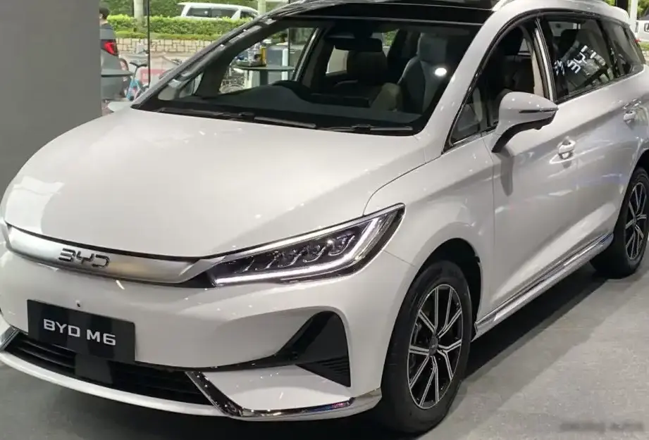 2024 BYD M6 () 55.4 kWh (163 Hp) Electric