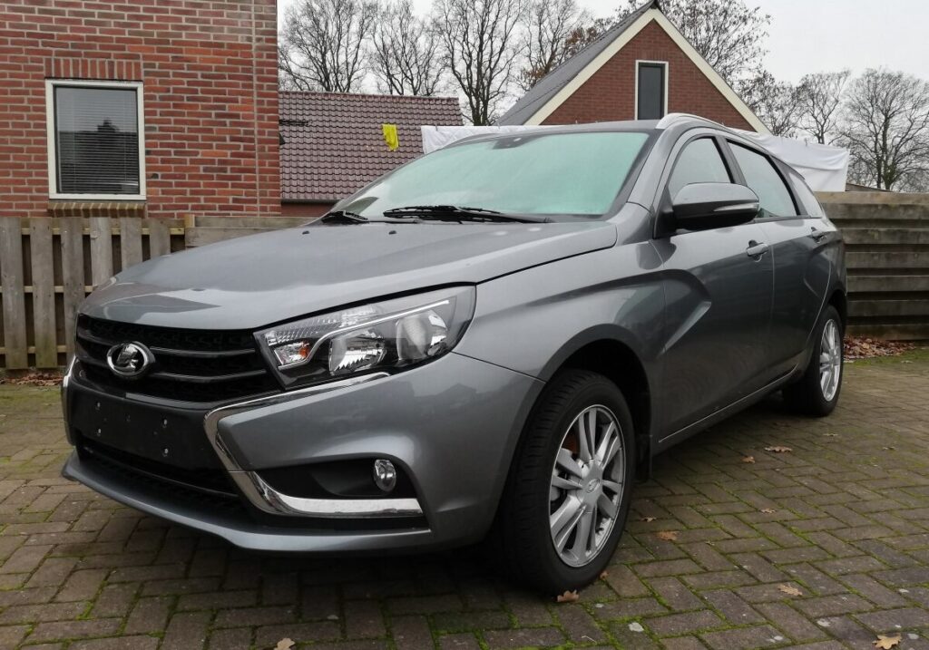 2015 Lada Vesta SW 1.6 (106 Hp)