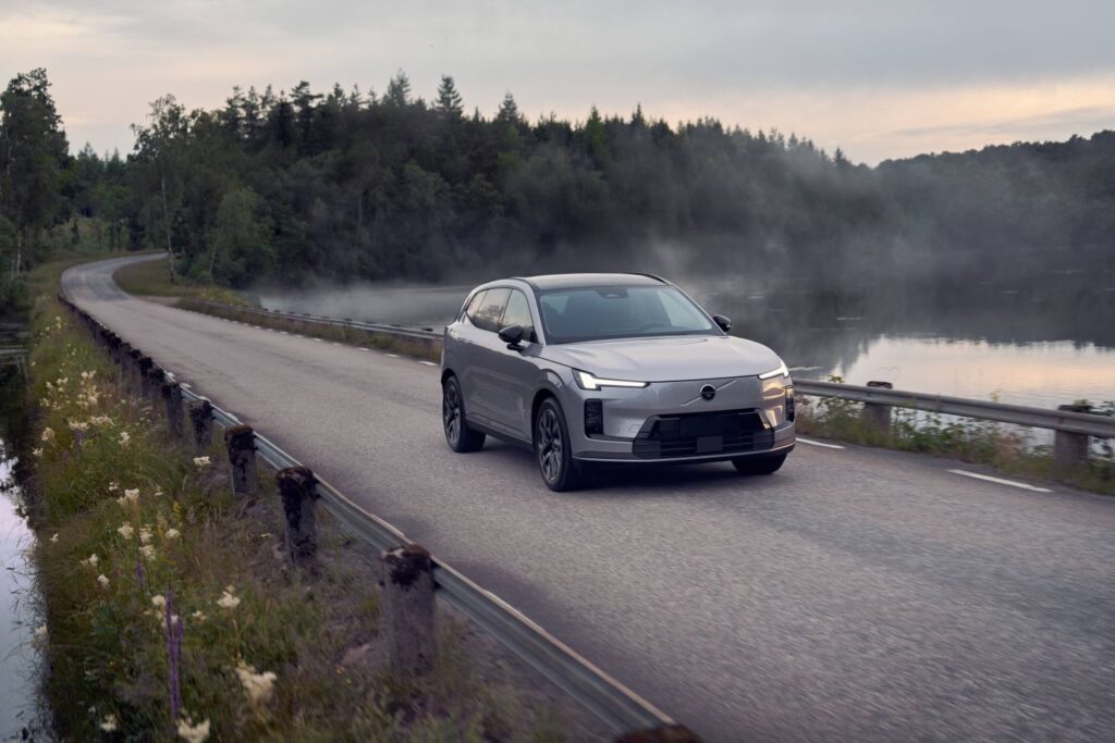 2025 Volvo XC70 () Long Range 1.5T (318 Hp) Plug-in Hybrid DHT